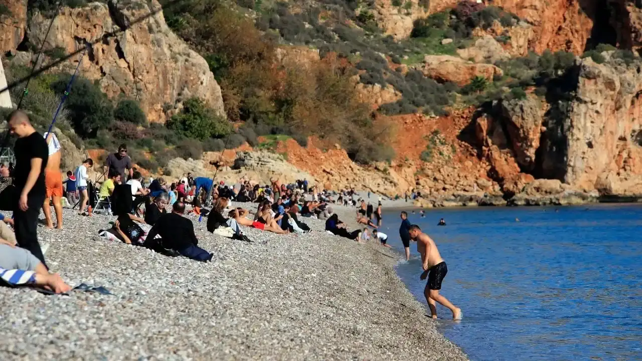 Antalya'da Beydağları'nın Karlı Gölgesinde Denize Girdiler 3